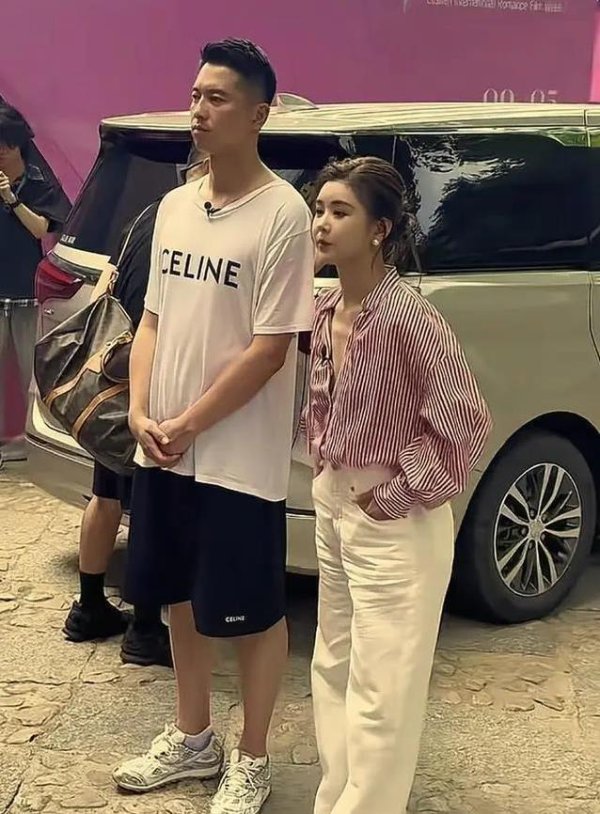 股升网 王雷李小萌甜蜜亮相活动，身高差超萌，十指紧扣羡煞众人